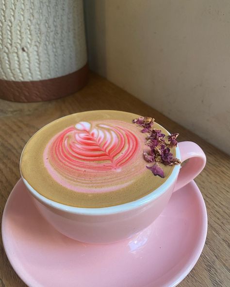 Chai Tea Latte Aesthetic, Pink Coffee Aesthetic, Pink Cappuccino, Latte Art Aesthetic, Latte Aesthetic, Picnic Date Food, Rose Latte, Pink Latte, Pretty Coffee