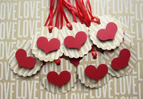 Scalloped Heart Tags - Scrapbook.com Activity Jar, Valentine Cards To Make, Making Gift Tags, Storytime Crafts, Heart Gift Tags, Gift Tag Design, Valentines Gift Tags, Birthday Card Drawing, Gift Tags Diy