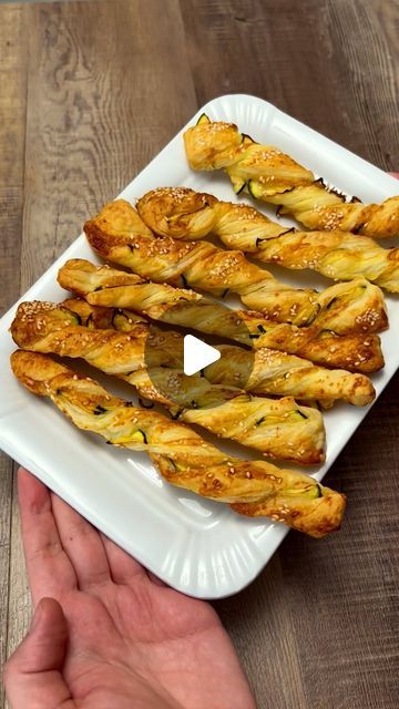 Canapes Ideas, Puff Pastry Shells, Quick Delicious Dinner, Dip Recipes Appetizers, Mediterranean Diet Recipes Dinners, Cheese Pastry, Feed A Crowd, Puff Pastry Sheets, Pastry Sheets