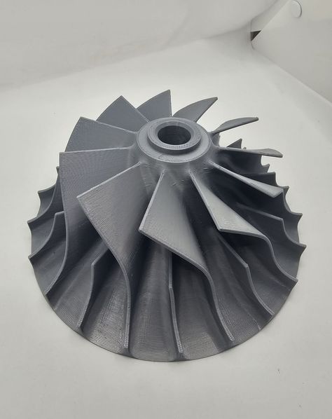 Ravi de partager ma dernière impression : un compresseur centrifuge imprimé en 3D pour une maquette. Une prouesse technologique démontrant l'innovation et la précision de nos méthodes de fabrication. (Modèle conçu par "CATIAV5FTW", non disponible à la vente) #impression3d 3d Printing