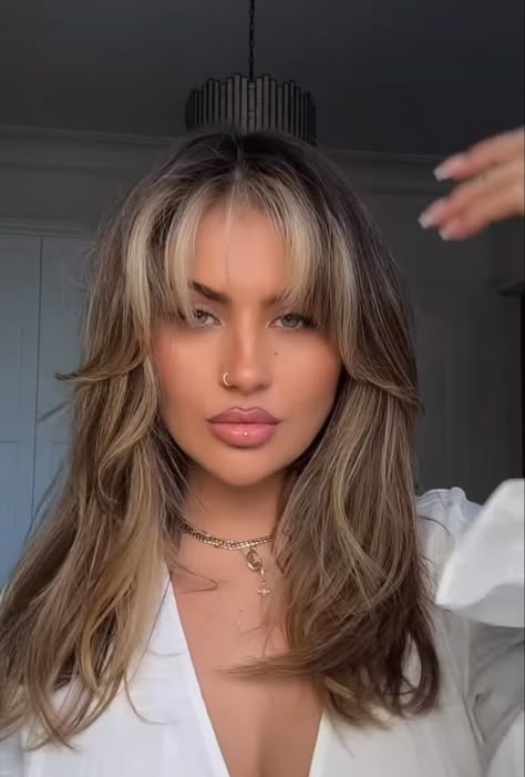 Blonde Hair W Red Underneath, Highlight Hair Inspiration, Dark Under Layer Hair Color, Hair For Filipina, Money Piece Bangs Balayage, Brown To Blonde Hair Color Ideas, 90s Hair Inspo Long, Hair Cuts With Highlights, Light Brown Hair With Color