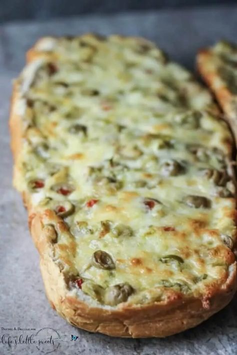 Green olives (which are my favorite), two kinds of cheese, butter, green chiles… and, oh yes, jalapeños. #greenchiles #bread #appetizer #cheese #butter #jalapeños Olive Cheese Bread Recipe, Olive Cheese Bread, Jalapeno Cheese Bread, Cheese Bread Recipe, Olive Bread, Lazy Saturday, Cheese Butter, Bread Food, The Pioneer Woman