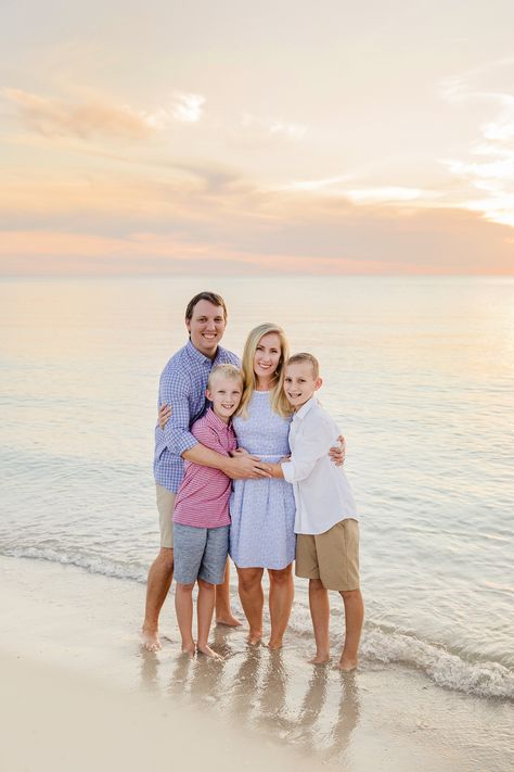 Family Of 4 Beach Photo Ideas, Beach Family Of 4 Photos, Family Of 4 Beach Photos, Family Of 4 Picture Poses Beach, Family Photoshoot 4 People, Beach Poses Family, Family Of 4 Beach Pictures, Sibling Beach Pictures, Family Beach Pictures Poses