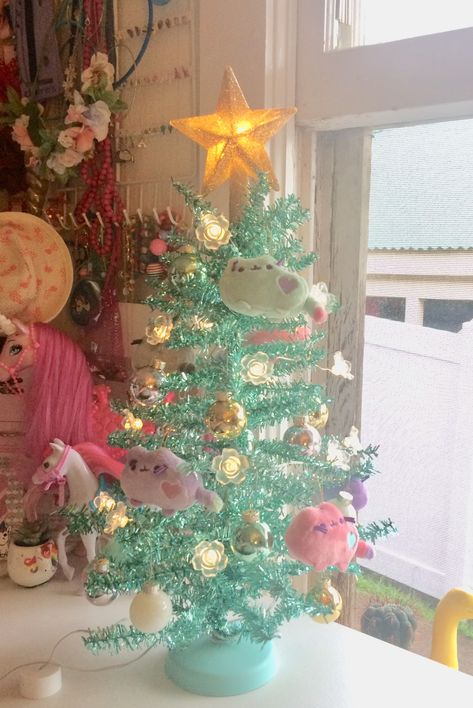 Pusheen Decor, Kawaii Christmas Decor, Sanrio Christmas Tree, Anime Christmas Tree, Kawaii Christmas Tree, Pusheen Christmas, Girly Christmas Tree, Small Christmas Trees Decorated, Turtle Christmas