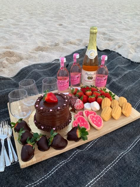 Picnic Ideas Aesthetic, Valentines Picnic, Picnic Date Food, Birthday Picnic, Picnic Inspiration, Picnic Birthday, Picnic Date, Picnic Food, Picnic Party