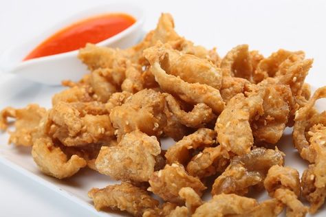 Kulit ayam crispy digoreng renyah disukai banyak orang. Menu restoran ayam goreng ini mudah dibuat. Kulit ayam yang murah bisa jadi camilan enak yang nagih. Chicken Skins, Fried Chicken Skin, Makanan Cepat Saji, Chopped Liver, Kosher Cooking, Jewish Cuisine, Resipi Kek, Chicken Snacks, Crispy Fried Chicken