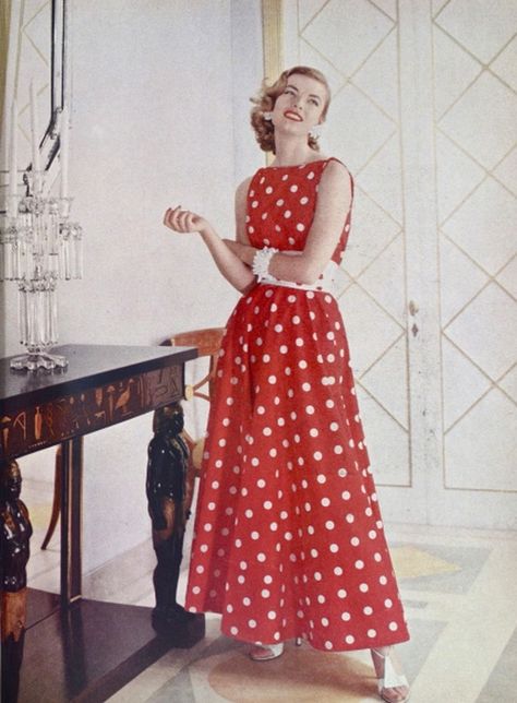 Model wearing a red and white polkadot dress for Vogue, 1950s. Vestidos Pin Up, Vestidos Retro, Red Polka Dot Dress, Estilo Real, Fifties Fashion, Look Retro, Fashion 1950s, Retro Mode, Vestidos Vintage