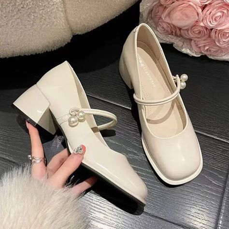 Classy Footwear, Medium Heels, White Y2k, Whatsapp Profile, Women High Heels, Easy Doodles, Summer Footwear, Outfit Check, Womens Chunky Heels