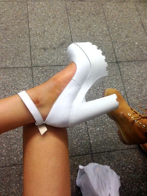 Photo Hak Tinggi, White High Heels, Aesthetic Shoes, White Heels, Platform High Heels, Heels & Wedges, Crazy Shoes, Pretty Shoes, Dream Shoes