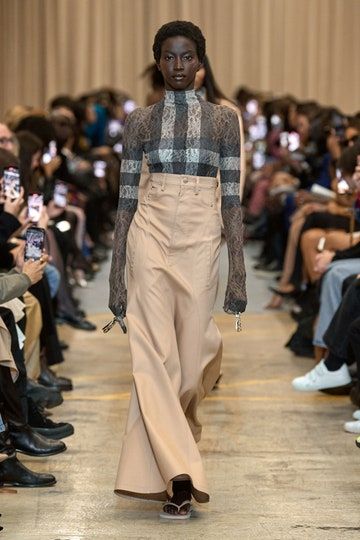 Burberry Spring 2023 Ready-to-wear, Burberry Spring 2023, Burberry Outfits, Vestidos Country, Dress Boots Outfit, Burberry 2023, Runway Inspiration, London Fashion Weeks, Burberry Outfit