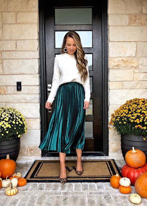 white sweater and green pleated midi skirt | merricksart.com #midiskirt #sweaterandskirt Green Pleated Skirt, Pleated Skirt Outfit, Chique Outfit, Cute Christmas Outfits, Midi Skirt Outfit, Christmas Party Outfit, Christmas Outfits Women, Rock Outfit, Christmas Party Outfits