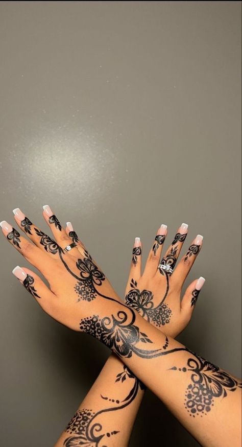 Tattoos Man, Henna Tattoo Design, Small Henna Designs, Henne Tattoo, Cute Henna Designs, Tattoos Henna, Cute Henna Tattoos, Henna Style Tattoos, Jagua Henna