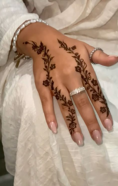 Tattoos For Women Japanese, Rising Phoenix Tattoo Feminine, Summer Henna Designs, Feminine Tattoos For Women, Mehndi Tips, Henna Motive, Forget Me Not Flower Tattoo, Mehndi For Beginners, Summer Henna