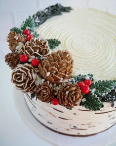 This Artist Creates Stunning Cakes You Would Rather Put On Your Windowsill Than In The Fridge Winter Torte, Christmas Cake Designs, Log Cake, Christmas Cake Decorations, Xmas Cake, Yule Log, Cupcake Ideas, Decorated Cakes, Holiday Cakes