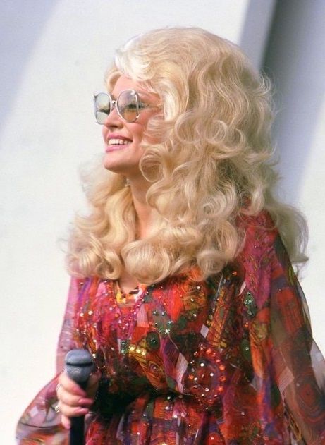 Dolly Parton Dolly Parton Middle Finger, 70s Dolly Parton, Dolly Parton 1970s, Dolly Parton 70s Fashion, Dolly Parton Shoes, Dolly Parton Hair Tutorial, Dolly Parton 1970, Dolly Parton Aesthetic Wallpaper, Dolly Parton 70s