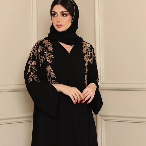 Hijabi Dubai, Abaya Shop, Hair Accessories Diy Headband, Elegant Abayas, Abaya Online, Dress Islamic, Abaya Hijab, Pakistani Dresses Online, Mehndi Design Photos