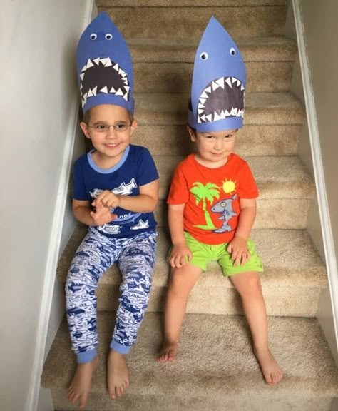 Fish Hat Craft, Shark Costume Ideas, Shark Hat Craft, Shark Costume Diy, Shark Hats, Shark Diy, Shark Craft, Crazy Hat, Shark Hat