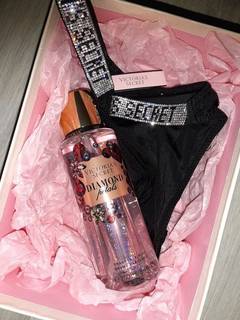 Victoria Secrets Intimo, Victoria Secret Perfume Body Spray, Victoria Secret Gifts, Profumo Victoria Secret, Stile Kylie Jenner, Her Perfume, Wedding Perfume, Pink Outfits Victoria Secret, Victorias Secret Set