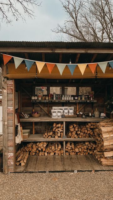 Ali & Scott Yahnke on Instagram: "✨ Our farm stand through the season ✨ Our farm stand sees a lot of shifts through the seasons: from plant starts in the spring, to loads of fresh produce in the summer, caramels and wreaths in the winter, there’s always abundance. We’ve been so fortunate to have so many additional farmers and small businesses showcased on our farm stand this season. Here’s just a few of them (give them some lovin!): @rhubarbbotanicals @fatheadhoney @passamaquoddymaple @stevesieler_pottery @bensonbounty @curecook @sacred.touch.ceramics @greatrivermaple @behlefarm @myrtleandcypresscoffeehouse @knotheads_wood_services_ @pleasesendword @loveyopup1 @hedgeapplekombucha @edelweisshallfarm And we’re so grateful to everyone who’s visited our stand this season ❤️ thanks for hel Small Holding Farm Ideas, Unique Farmers Market Ideas, Winter Farmers Market, Farm Stand Aesthetic, Farm Produce Stand, Small Farm Store, Farm Stand Sign, Farmstand Display Ideas, Fall Farm Stand