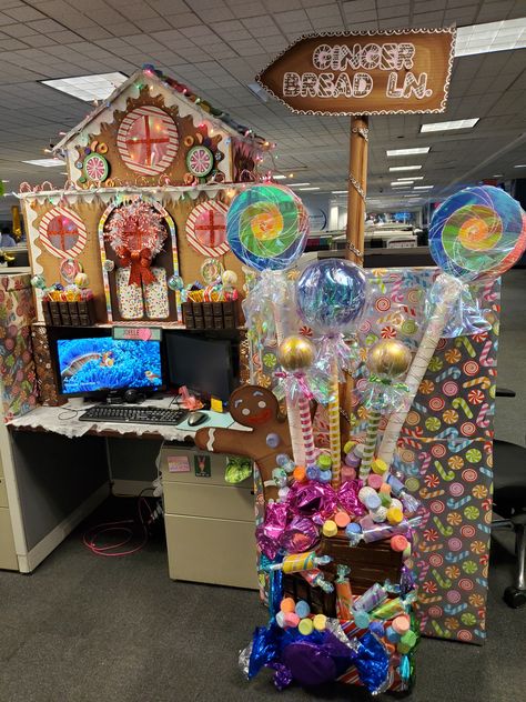 Gingerbread Cubicle Ideas, Gingerbread Cubicle, Christmas Cubicle Decor, Gingerbread Office, Holiday Office Decor, Christmas Desk Decorations, Diy Gingerbread House, Office Christmas Decor, Christmas Cubicle Decorations