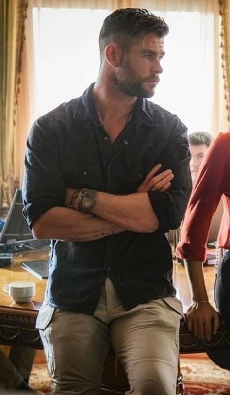 Chris Hemsworth Hair, Tyler Rake, Outdoorsmen Style, Hemsworth Brothers, Chris Hemsworth Thor, Australian Actors, Men Fashion Casual Shirts, Le Male, Male Celebrities