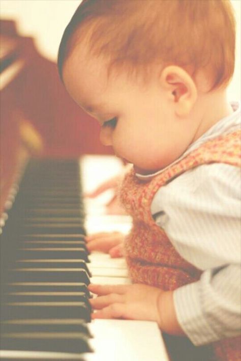 Baby Playing The Piano. #Photography Playing The Piano, Foto Baby, The Piano, Future Baby, Future Kids, Baby Fever, Little People, Baby Pictures, Eminem