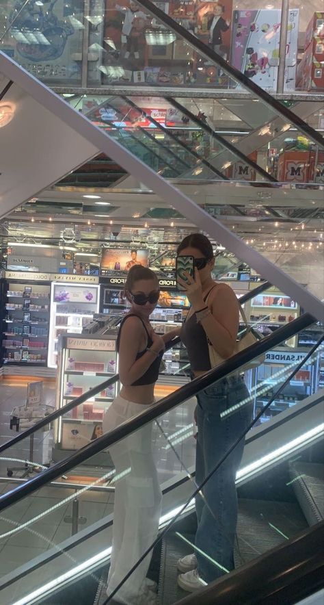 Shopping At Mall Aesthetic, Shopping Best Friend Pictures, Cute Shopping Aesthetic, Birthday Shopping Aesthetic, Besties Shopping Aesthetic, Summer Aesthetic Shopping, City Shopping Aesthetic, Shopping Summer Aesthetic, Nyc Shops Aesthetic