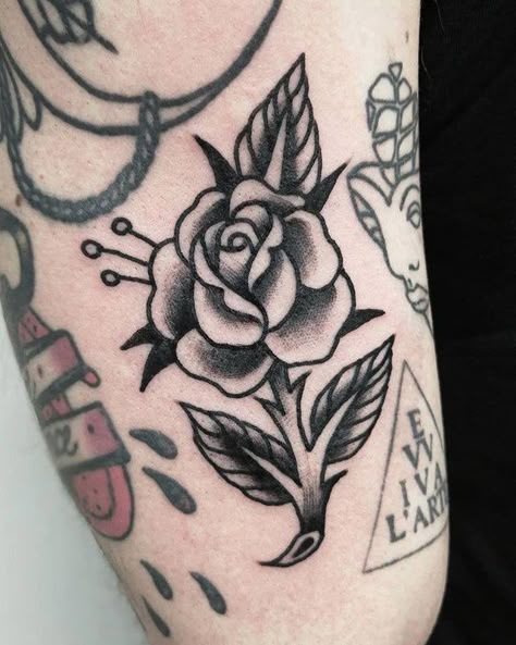 Tattoo Wisdom, Tattoo Dublin, Tattoo 2023, Tattoos Traditional, Rose Shoulder Tattoo, Neotraditional Tattoo, Black Rose Tattoos, Flower Tattoo Shoulder, Old School Tattoo Designs