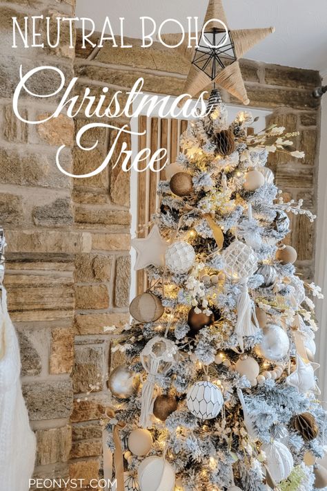 Neutral Boho Christmas Tree White And Gold Boho Christmas Tree, Boho Christmas Table Decor, Boho Christmas Tree Ideas, Boho Christmas Aesthetic, Neutral Boho Christmas, Tree Hall, Boho Christmas Ornaments, Neutral Christmas Tree, Boho Christmas Tree