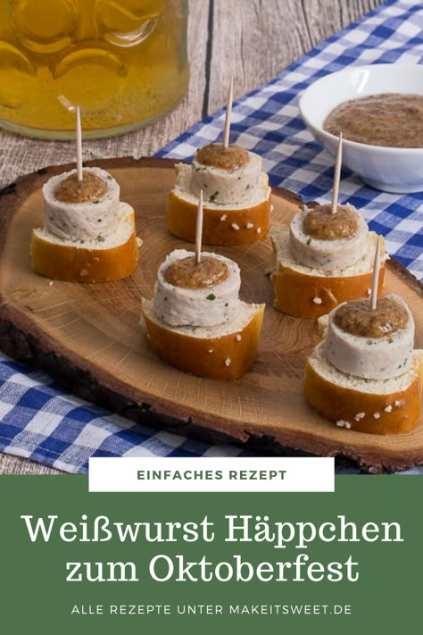 Einfaches Rezept für Weißwurst Häppchen mit süßem Senf auf Laugenstange. Das Oktoberfest hat begonnen: O’zapft is! Passend dazu habe ich kleine Häppchen für die nächste Party (nicht nur während dem Oktoberfest) im Stil eines bayrischen Frühstücks: Laugenstangen mit Weißwürsten und süßem Senf. Pretzel Appetizers, Oktoberfest Food, Soup Appetizers, Oktoberfest Party, Party Finger Foods, Dinner Appetizers, Party Buffet, Snacks Für Party, Tortellini