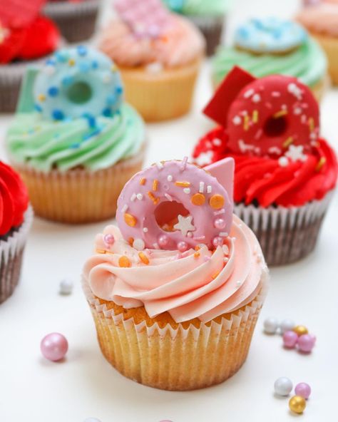 Cupcakes With Donuts On Top, Cupcakes With Mini Donuts On Top, Donut Cupcakes Birthday, Donut Cupcake Cake, 2 Sweet Birthday Cupcakes, Donut Themed Cupcakes, Donut Cupcakes Ideas, Mini Doughnut Ideas, Doughnut Cupcakes