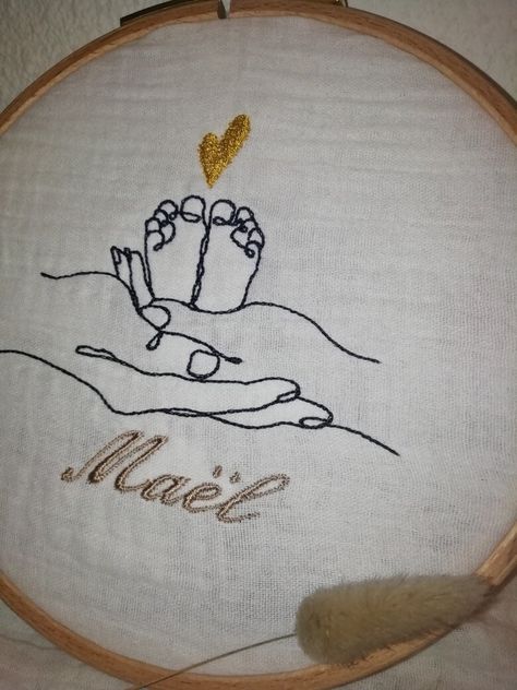 Broderie naissance sur tambour en bois personnalisé avec le prénom de l'enfant Double Gauze, Original Gift, Embroidery Art, Carbon Emissions, Baby Names, Hand Embroidered, Drums, Coloring Books, Etsy Gifts