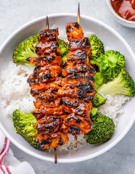 top view bbq chicken skewer served over a bowl of rice and sauteed broccoli in a round white bowl Grilled Chicken Healthy, Low Sugar Bbq Sauce, Grilled Chicken Skewers, Fitness Meals, Tangy Bbq Sauce, Grilled Bbq Chicken, Healthy Fitness Meals, Chicken Healthy, Chicken Kabobs