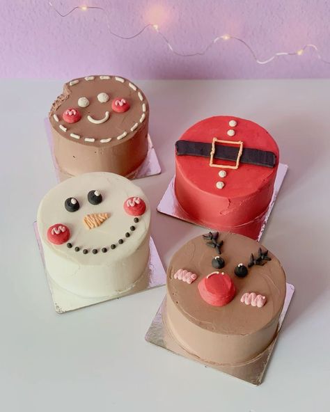 Mini Cake Christmas Decoration, Mini Christmas Tree Cakes, Fall Bento Cake Ideas, Bento Cakes Christmas, Mini Xmas Cakes, Mini Thanksgiving Cakes, Christmas Cake Decor Ideas, Mini Cakes Christmas, Individual Christmas Cakes