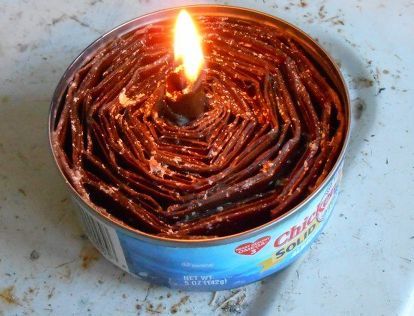 emergency candle diy, repurposing upcycling. Make these b4 the campout & maybe some waterproof matches? Diy Emergency Candles, Candle Stove, Diy Candle Gift, Diy Citronella, Emergency Candles, Tuna Can, Frosted Candles, Christmas Advent Wreath, Faux Candles