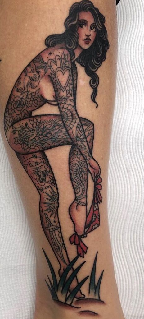 Tattooed Pinup, Traditional Tattoo Woman, Pin Up Girl Tattoo, Traditional Tattoo Inspiration, Traditional Style Tattoo, Traditional Tattoo Sleeve, Old School Tattoo Designs, Traditional Tattoo Design, Pin Up Tattoos