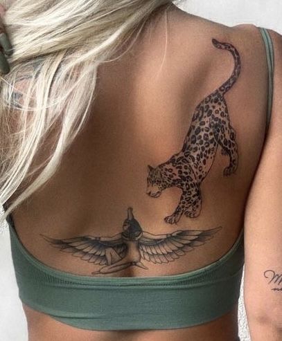 Leopard Back Tattoo, Leapord Tattoo, Tattoo Near Crotch, Tattoos Giraffe, Scapula Tattoo, Classy Tattoos For Women, Leopard Tattoo, Cute Simple Tattoos, Hippie Tattoo