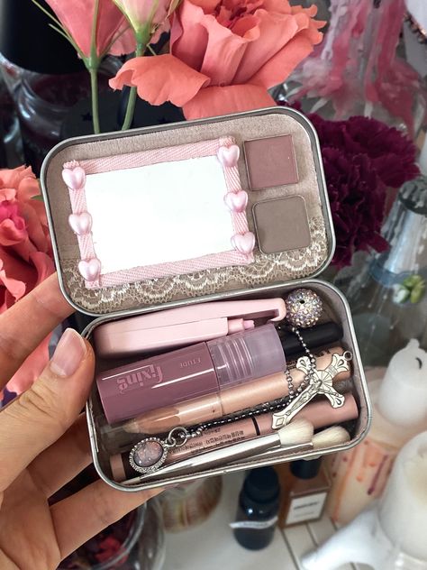 Altoid Makeup Kit, Altoids Makeup Tin, Cute Makeup Kit, Emergency Makeup Kit, Tin Makeup Kit, Diy Altoid Wallet, Pink Altoids Wallet, Altoid Tin Makeup Kit, Altoid Wallet Aesthetic