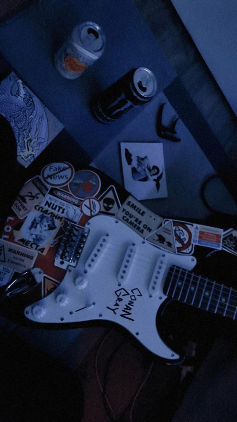 bedroom pop Blue Guitar Wallpaper, Electric Guitar Aesthetic Wallpaper, Guitar Aesthetic Wallpaper, Electric Guitar Wallpaper, Electric Guitar Aesthetic, Reading Sheet Music, Blue Electric Guitar, Grunge Pictures, Rockstar Aesthetic