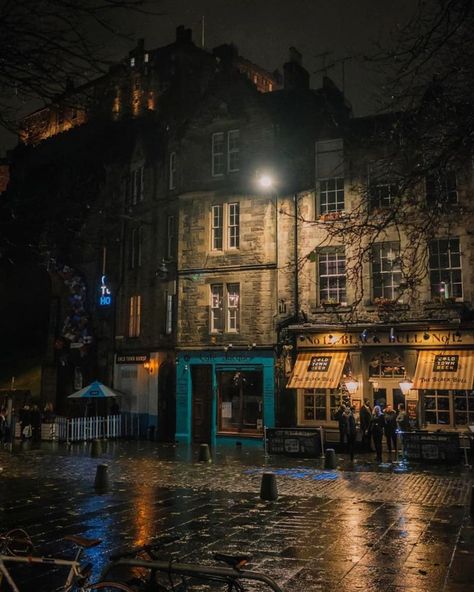 Edinburgh Grassmarket, Edinburgh Beach, Old Town Edinburgh, Edinburgh Scotland, Dark Academia, Edinburgh, Amsterdam, Scotland, Moon