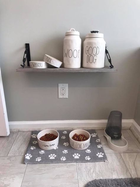 Such a cute dog breakfast nook! Dog Breakfast, Dog Station, Dog Room Decor, Dog Bedroom, Puppy Room, Dog Corner, Dog Spaces, Dog Toy Storage, Dog Area