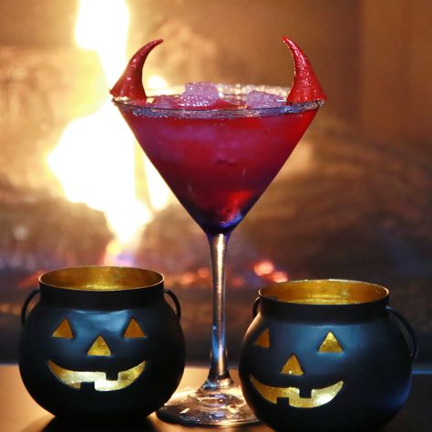 Halloween Drinks Aesthetic, Devils Margarita, Hell Themed Party, Halloween Margaritas, Halloween Restaurant, Spooky Drinks, Halloween Themed Drinks, Cocktail Halloween, Halloween Themed Party