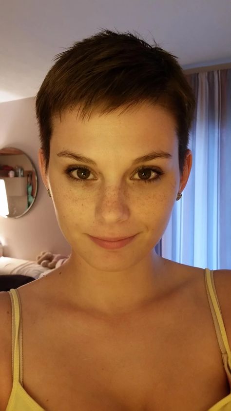 Pixie Hair Round Face, Before And After Haircut, Hair Round Face, Pixie Crop, Boy Cut, Old Hairstyles, Relaxing Evening, Super Short Hair, Pixie Hair