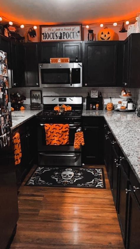 Casa Rock, Gothic Homes, Halloween Kitchen Decor, Halloween Bedroom, Halloween Decor Diy, Halloween Room Decor, Diy Halloween Decor, Dark Home Decor, Goth Home