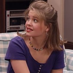 Dj Tanner Short Hair 90s, Dj Tanner Hair Short, Dj Full House Hair, Dj Tanner Style, Dj Tanner Icons, 80s Hairstyles Shoulder Length, Candace Cameron Bure 90s, Dj Tanner Short Hair, Dj Tanner Outfit 90s Fashion