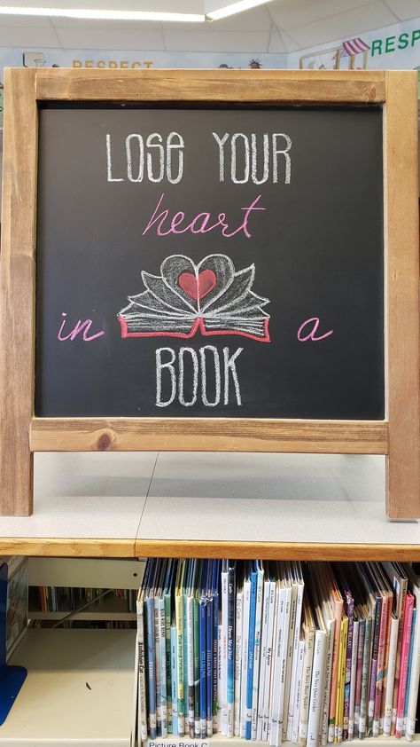 Great way to display Valentine books in the elementary school library. Library Whiteboard Ideas, Book Chalkboard Art, February Book Displays, Valentine’s Day Library Display, Library Valentines Day Bulletin Boards, Valentines Day Library Displays, Valentines Library Display, Library Valentines Display, February Library Displays