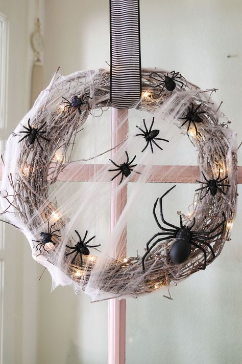 Porta Halloween, Scary Halloween Wreath, Exterior Flooring, Ceiling Door, Table Halloween, Halloween Front Doors, Casa Halloween, Halloween Fest, Diy Halloween Wreath