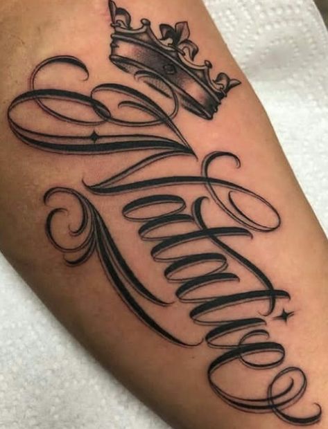 Daughters Names Tattoos For Men, Name Tattoos On Women, Tattoo Lettering Styles Names, Name Tattoo Designs Style For Women, Tattoo Name Ideas For Men, Mom Name Tattoo For Men, Moms Name Tattoo Ideas Men, Name Tattoos On Chest, Tatoos Names