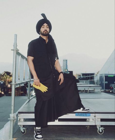 #panjabi #sikh #jatt #diljit first Indian to perform in Coachella Diljit Dosanjh Songs, Brown Boys, Silk Anarkali Suits, Guys Fits, Amazing Funny Facts, Diljit Dosanjh, Suki Waterhouse, Coachella Outfit, Punjabi Wedding