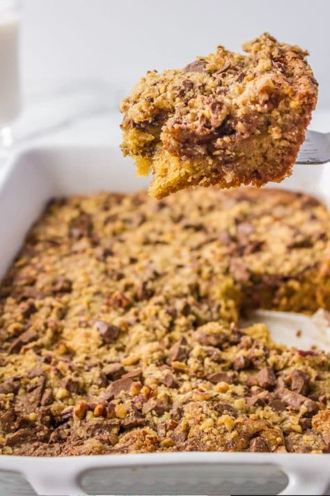 Ready for coffee cake with a twist? This Heath Bar coffee cake recipe will hit the spot! It’s moist and crumbly and easy to make. With a delicious Heath Bar streusel topping, this coffee cake is perfect for brunch, potlucks, holiday breakfasts, or just for fun when you’re craving something sweet. Heath Bar Cake Recipe, Heath Bar Cake, Heath Bar, Toffee Candy, Heath Bars, Coffee Cake Recipe, Cakes Recipes, Holiday Breakfast, Bar Coffee